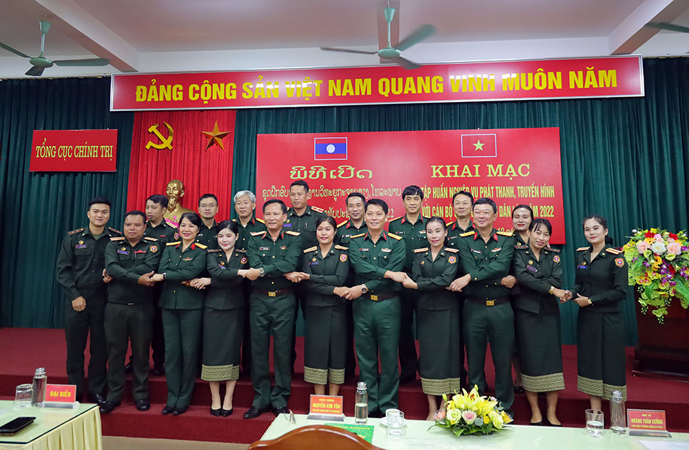 Tập huấn nghiệp vụ phát thanh - truyền hình cho cán bộ Quân đội nhân dân Lào

